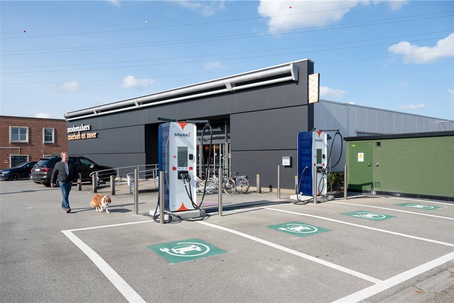 Sparki installe les premiers chargeurs rapides sur un site de Retail Estates